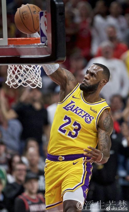 詹姆斯底线强势扣篮展现活力！