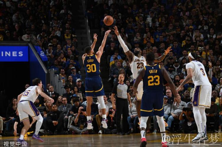 勇士湖人对决：库里4月4日常规赛精彩表现